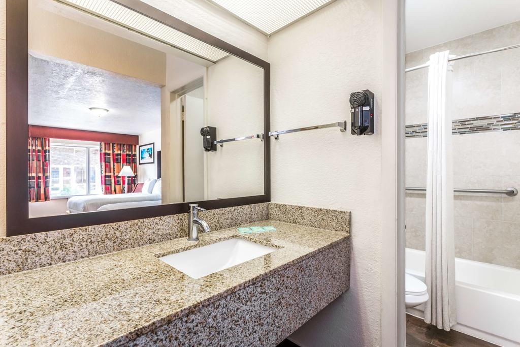 Econo Lodge Inn & Suites Florida City Exterior photo